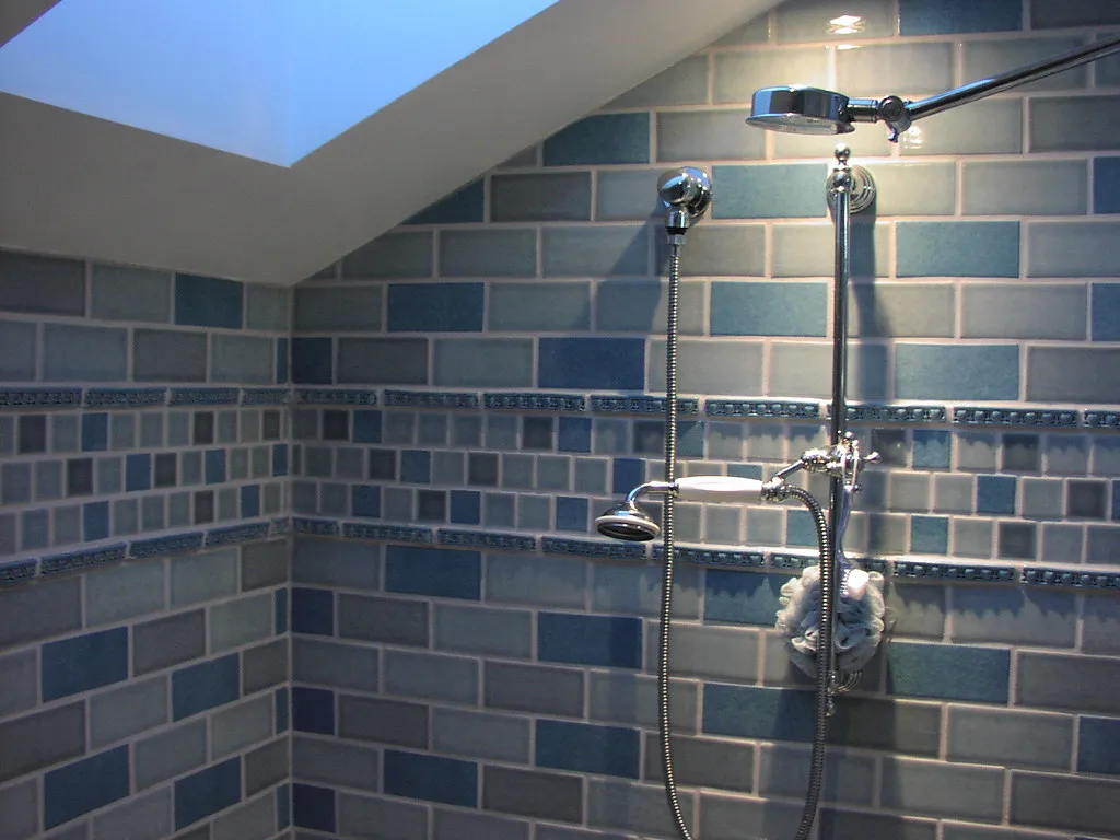 Ducha alicatada en azul con rociador doble
